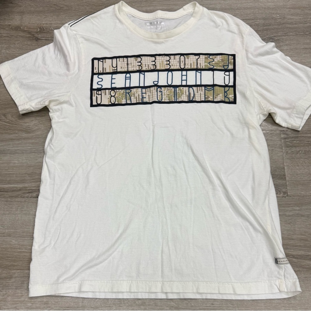 Sean John men’s large short sleeve t-shirt.